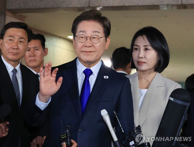 지지자들 향해 인사하는 이재명 후보