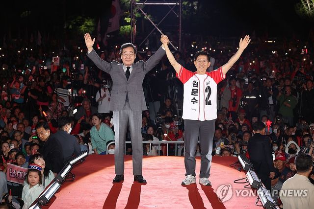 이낙연 상임고문 손 잡은 김문수 후보