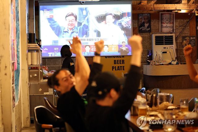 대선 개표의 순간 환호하는 시민들