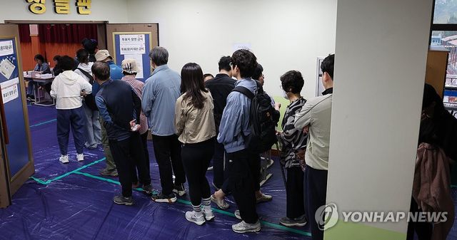 투표 기다리는 유권자들