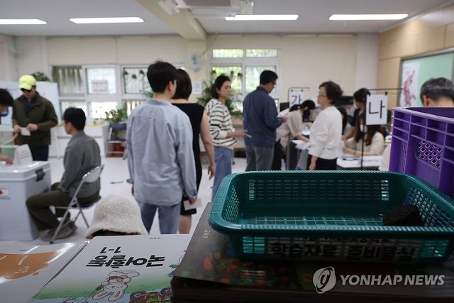 초등학교 교실에 마련된 투표소