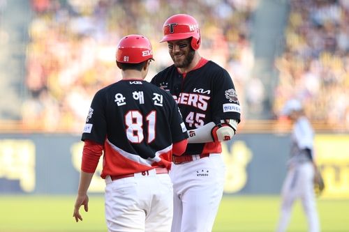3일 두산 전에서 안타를 치고 나간 KIA 위즈덤(오른쪽)