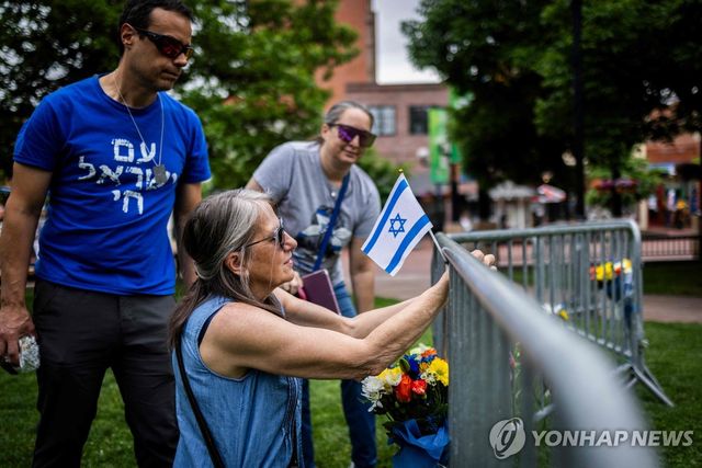 콜로라도 화염병 투척 사건 현장에 이스라엘 깃발 내건 지역 주민들