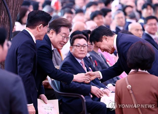 악수하는 이재명-오세훈