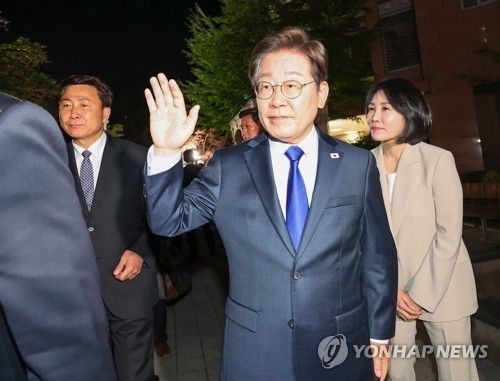 자택에서 나와 이동하는 이재명 대통령