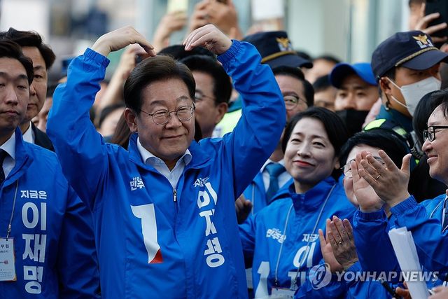 대전 시민들에게 인사하는 이재명