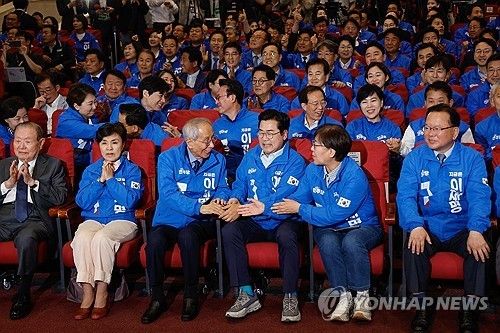 출구조사에 기뻐하는 민주당 