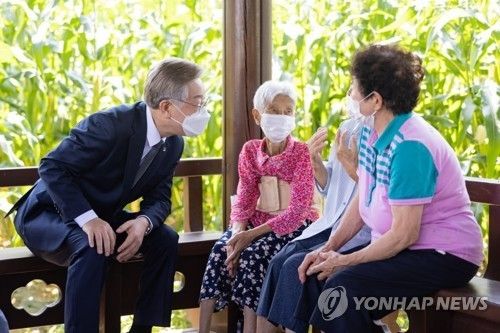 2021년 대소강마을 주민들과 이야기 나누는 이재명 대통령 당선인