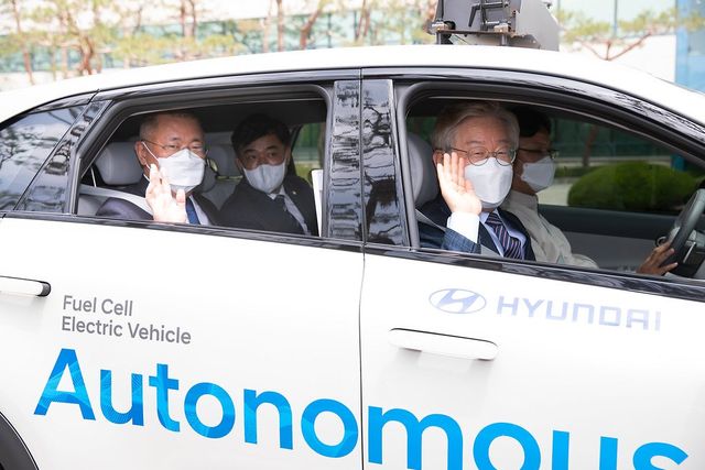 2021년 자율주행차 함께 탑승한 이재명-정의선