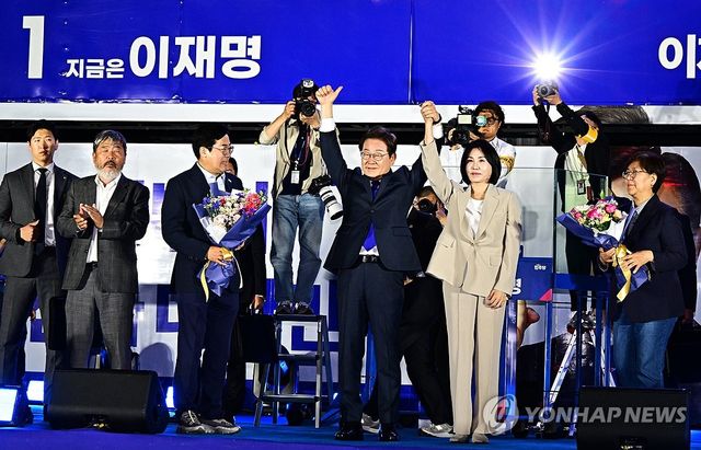 인사하는 이재명 후보와 김혜경 여사