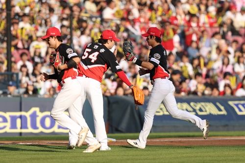 3일 두산 전에서 수비를 마치고 더그아웃으로 향하는 KIA 선수들.