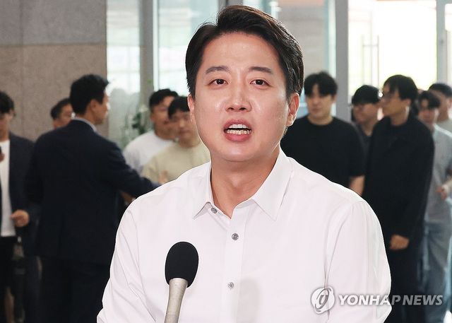 질문에 답하는 이준석 후보