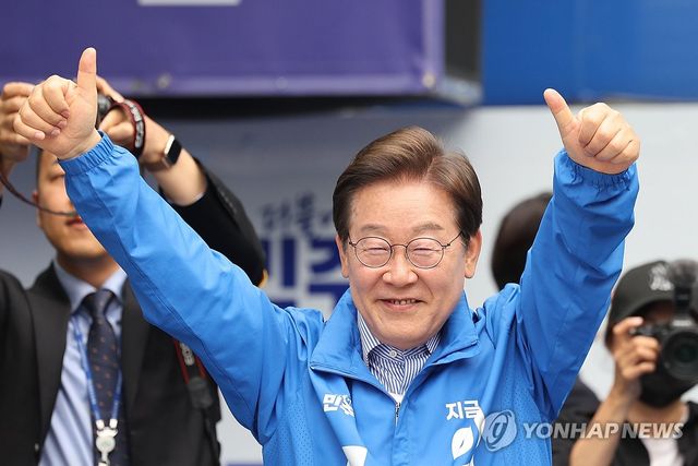 성남 시민들에게 인사하는 이재명 후보