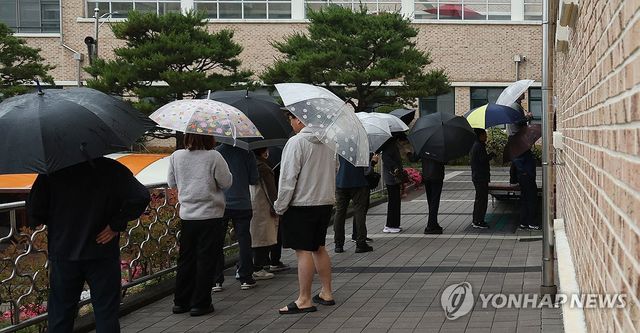 투표 시작 전 줄 선 유권자들