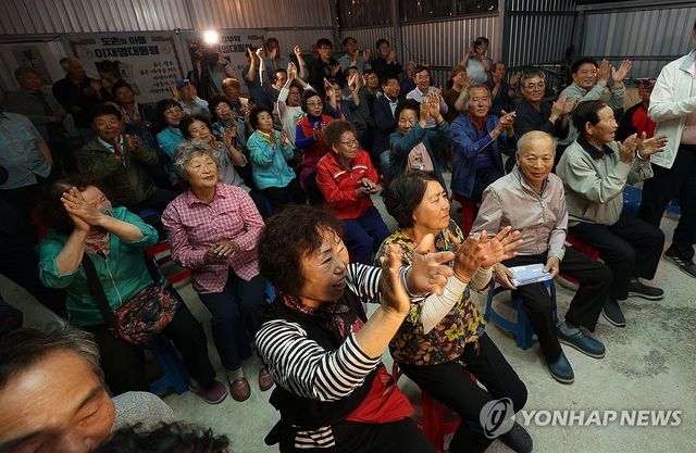 '도촌리에서 용났네'…환호하는 이재명 후보 고향 주민들