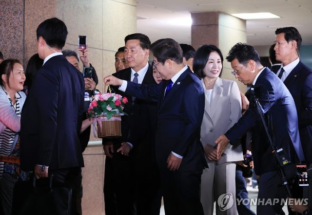 꽃바구니 받는 이재명 후보