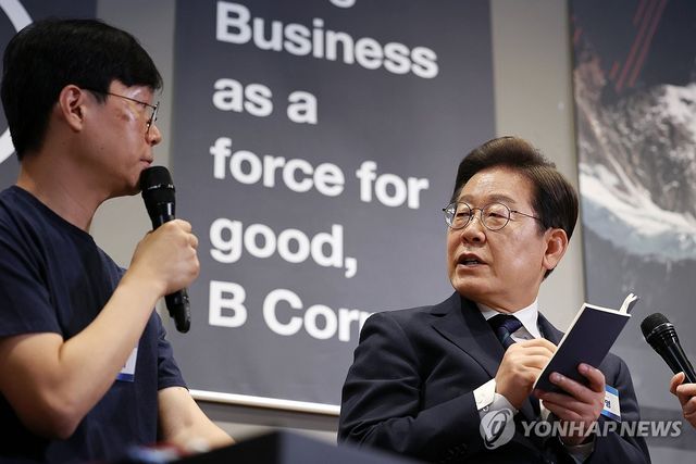 소셜ㆍ스타트업 대표들의 고민거리 듣고 메모하는 이재명 대표