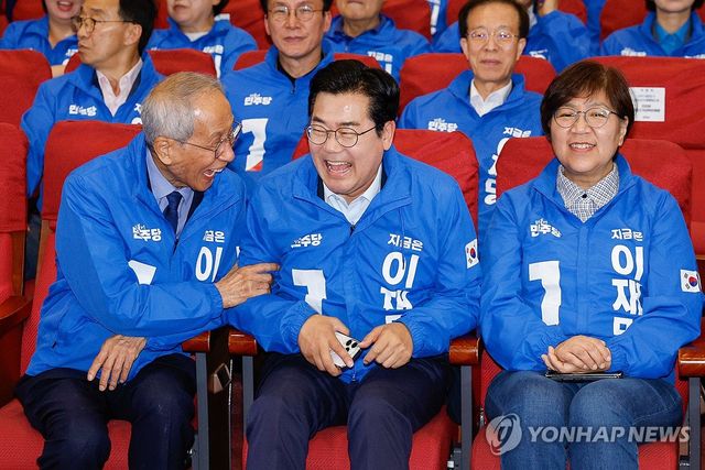 개표방송 기다리는 민주당 윤여준 박찬대 선대위원장