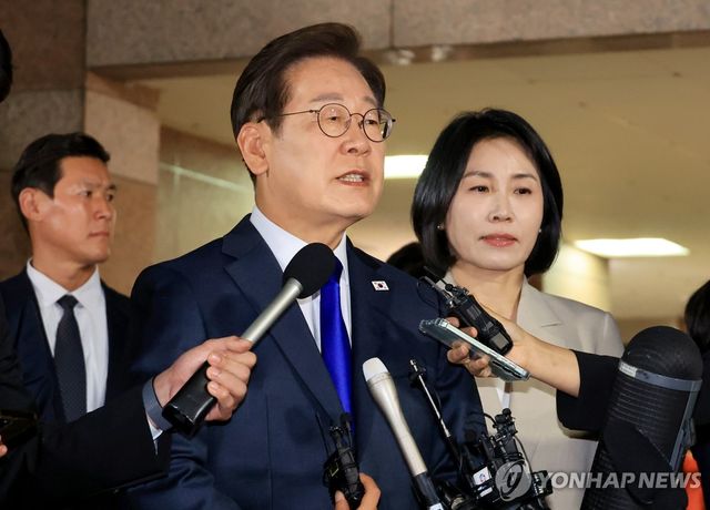 자택에서 나오며 입장 밝히는 이재명 후보