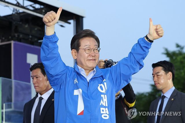 충주시민들에게 인사하는 이재명