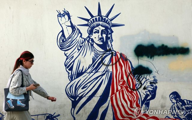 이란 테헤란 시내 지나가는 여성