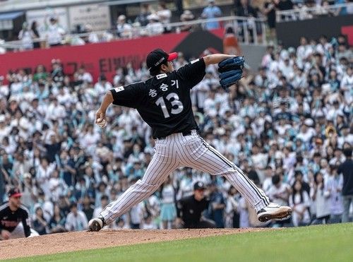 6이닝 무실점으로 호투한 LG 선발 송승기