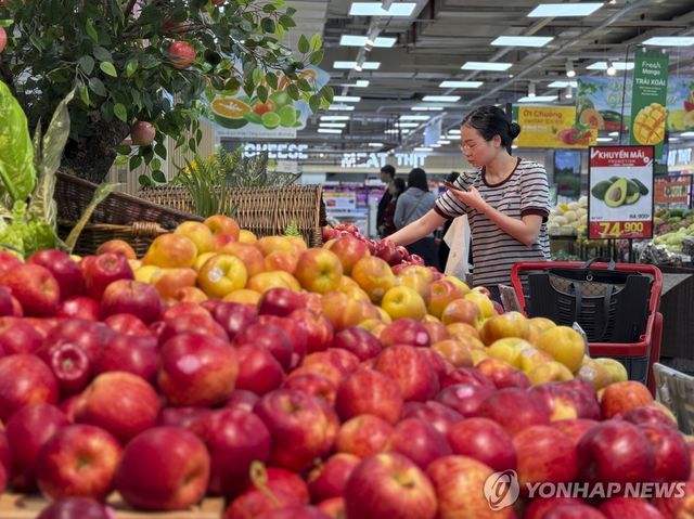 베트남 하노이의 한 슈퍼마켓에 쌓여 있는 수입 사과들