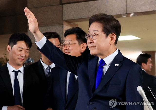 자택에서 나오는 이재명 후보