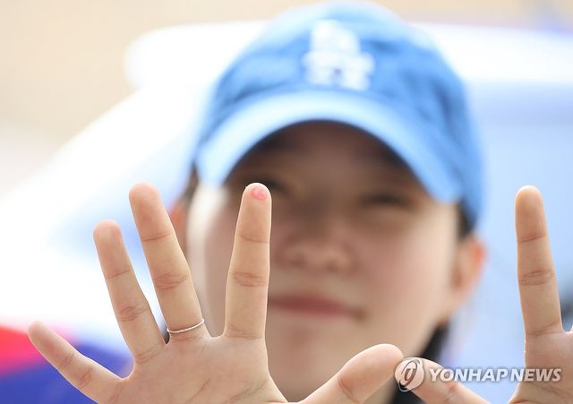 투표 후 기념사진 찍는 유권자