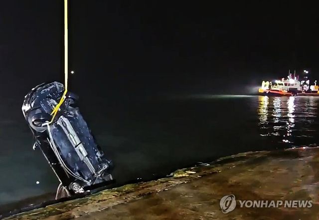 일가족 탑승 차량 인양하는 해경
