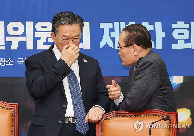 대화하는 정성호-위성락 의원