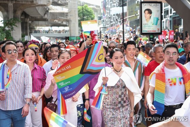 성소수자 행진 동참한 패통탄 태국 총리