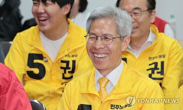 환하게 웃는 권영국 후보