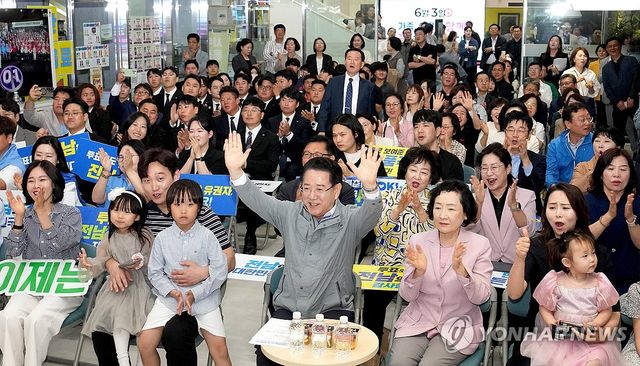 개표 방송 보는 김영록 전남지사