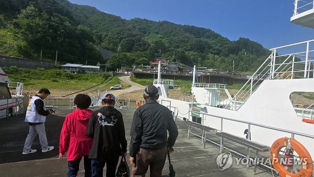 화천 '육지 속 섬마을' 주민들 한표 행사