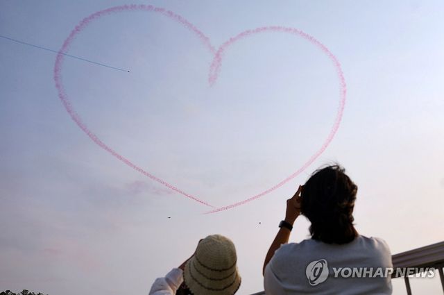 삼척 장미공원 상공에서 펼쳐진 에어쇼