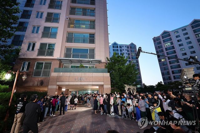 출구조사 발표에 환호하는 계양구 아파트 주민들