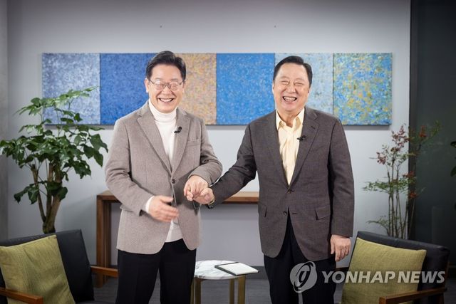 2022년 박용만 전 대한상의 회장과 악수하는 이재명 