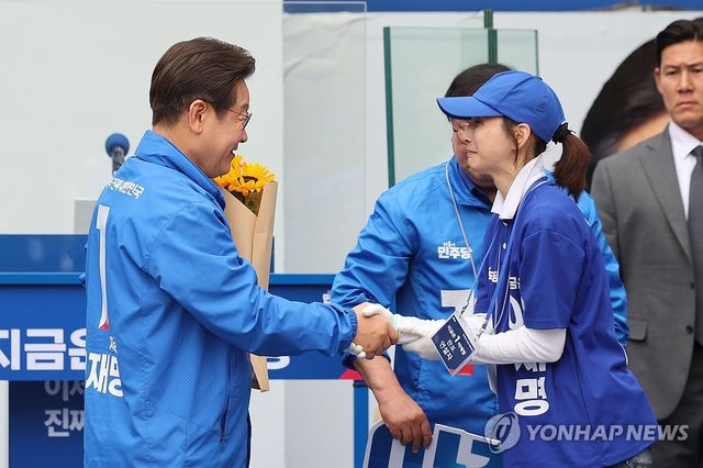 꽃다발 받는 이재명 후보