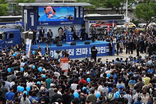 광주 집중유세에서 연설하는 이재명