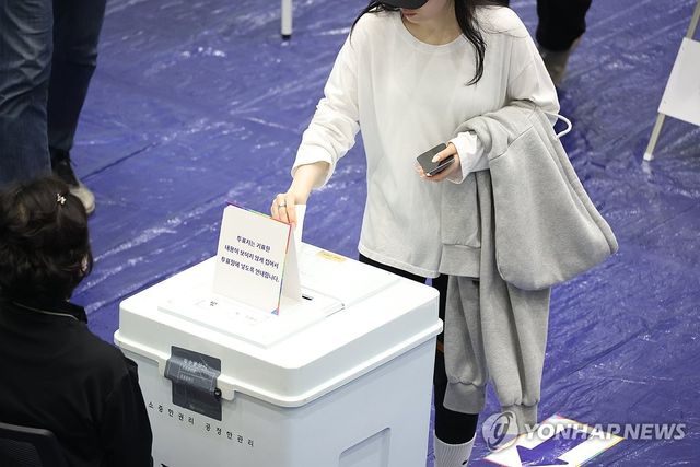 '대선 투표 참여하는 시민들'