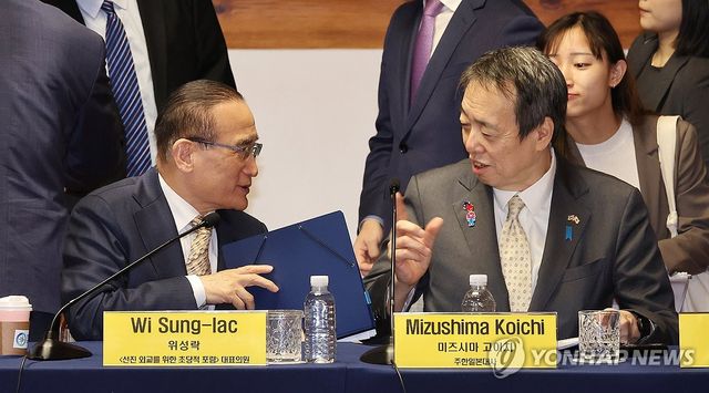 대화하는 미즈시마 고이치 주한 일본대사와 위성락 의원