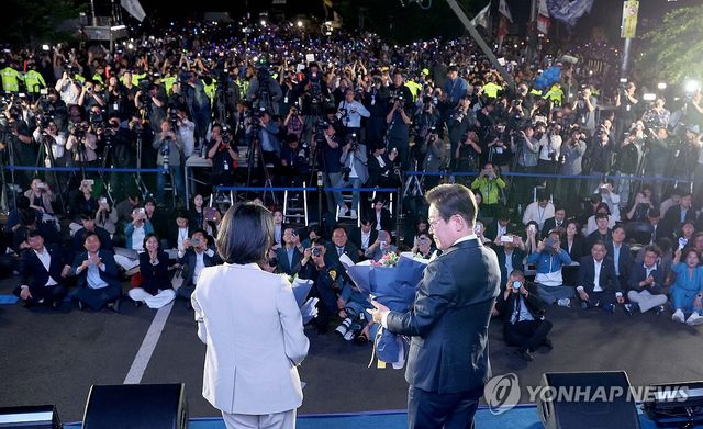 국민개표방송 행사장 찾은 이재명 후보 내외