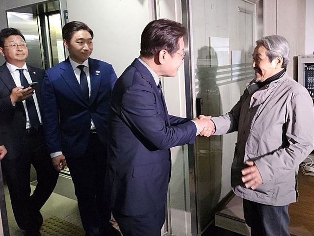 2일 성남 주민교회에서 만난 이재명(왼쪽) 후보와 이해학 원로목사