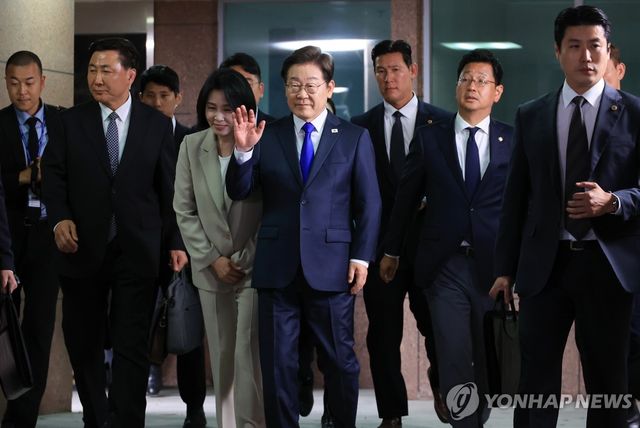 인사하는 이재명 후보 부부