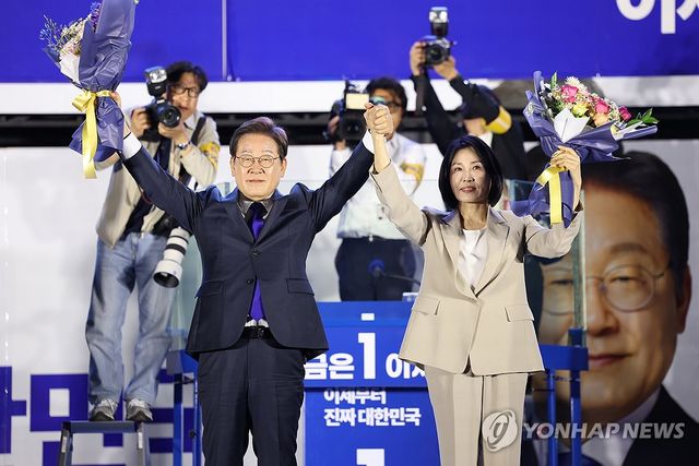 축하 꽃다발 받는 이재명 후보와 김혜경 여사