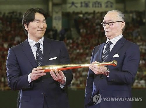 2013년 국민영예상을 받은 나가시마 시게오(오른쪽) 감독과 마쓰이 히데키