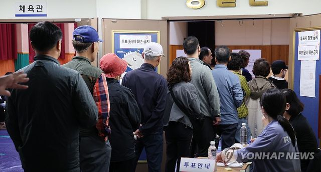 투표소 찾은 유권자들