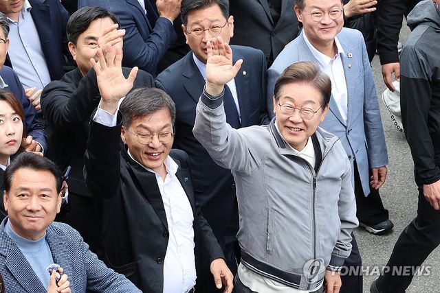 안목해변 커피거리 찾은 이재명 후보