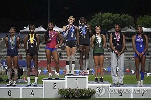 시상대 1위 자리에 공동으로 선 트랜스젠더 AB 에르난데스(왼쪽)